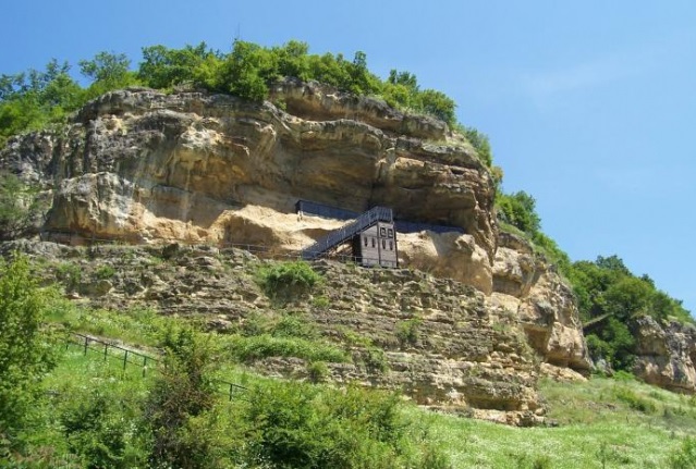 Дават за стопанисване на Община Опака средновековния скален манастир в Крепча