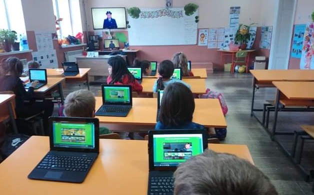 Деца се учат онлайн да пресичат безопасно