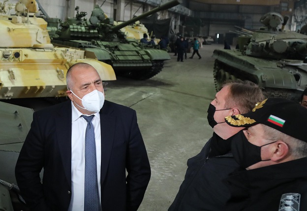 Военният завод в Търговище модернизира танковете Т-72