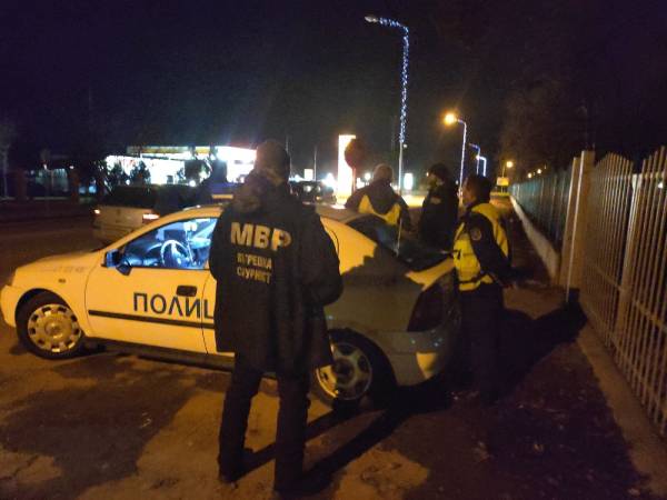 Трима полицаи са в ареста заради подкупи (СНИМКИ)