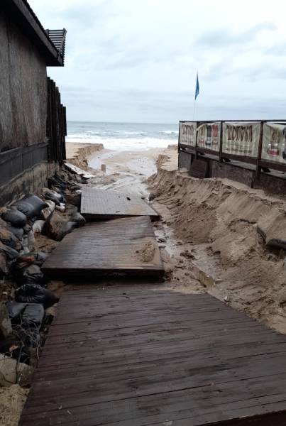 Вижте какво причиниха проливните дъждове и бурните вълни на плажовете на Созопол (СНИМКИ)