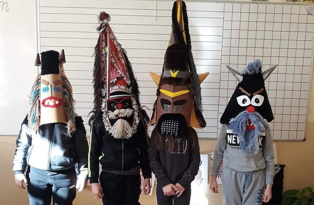 Първокласници от Казанлък изработиха кукерски маски