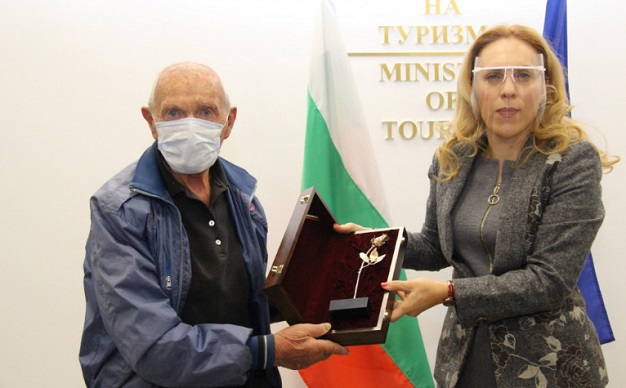 Най-възрастният скоир получи награда от министъра на туризма