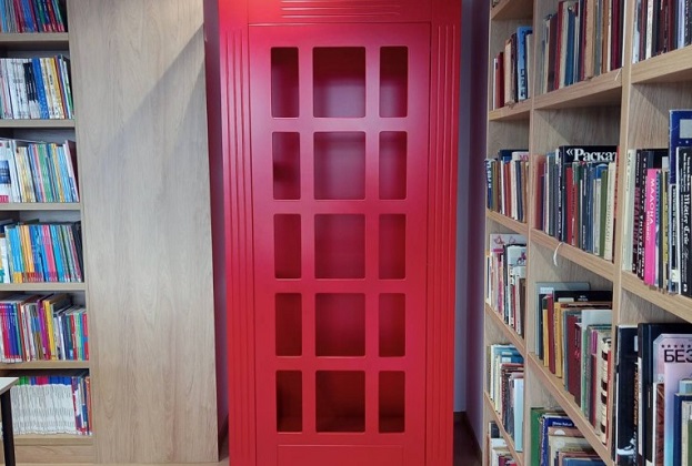 Библиотеката в Бургас монтира телефонна кабина сред рафтовете с книги