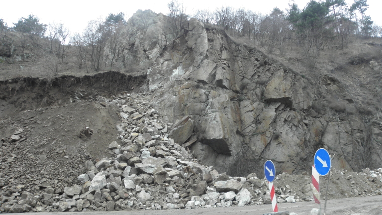Внимание, шофьори: Обрушват скална маса по пътя за Малко Търново