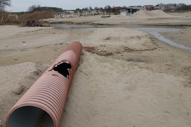 Тръбата за дъждовната вода на плажа в Крайморие отново на дневен ред