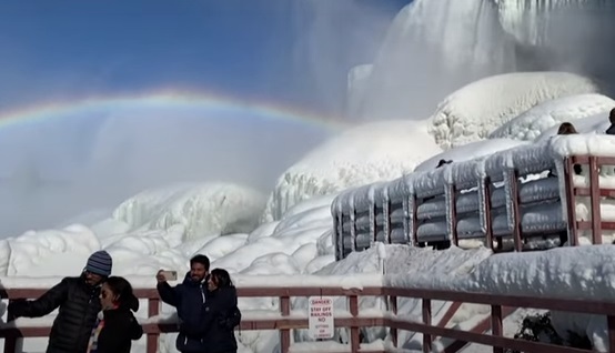 Ниагарският водопад се покри с лед