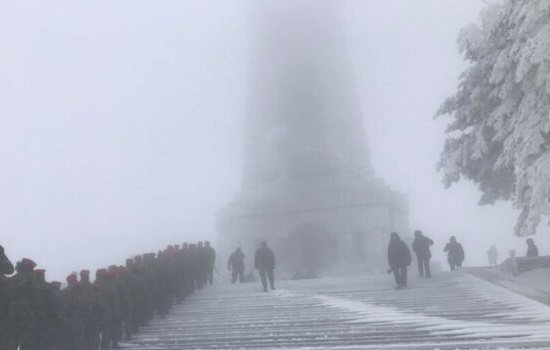 Чистят леда от стъпбите пред Паметника на свободата на Шипка