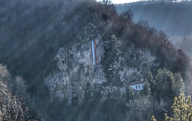 Спуснаха българското знаме на скалата при Разбоишкия манастир