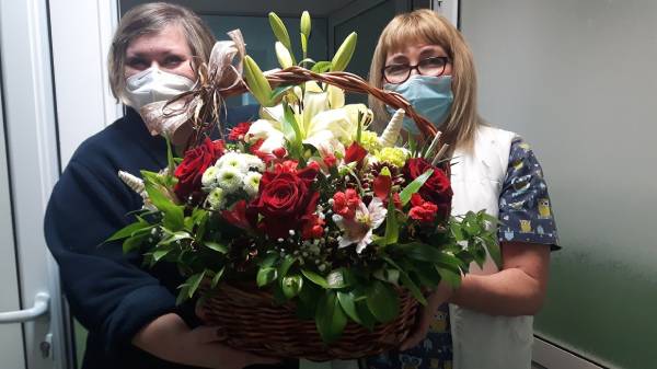 Благодарен пациент затрупа с подаръци екипа на Инфекциозно отделение в УМБАЛ-Бургас