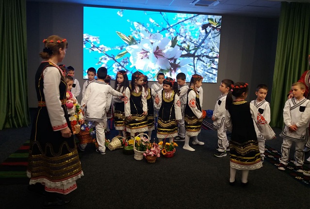 Деца доведоха Лазаровден и Цветница в бургаската библиотека
