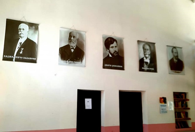Ликове на видни копривщенци посрещат пътниците в гара Копривщица