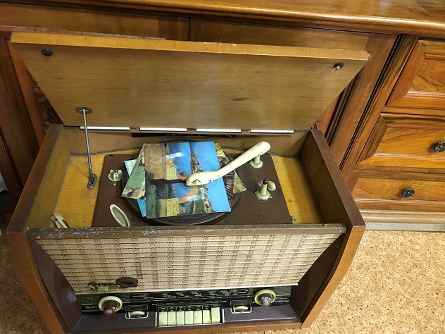Дариха на русенския музей стар радиограмофон „Сакта“