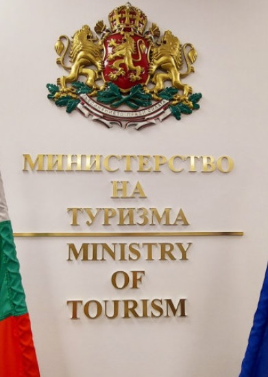 Министерството на туризма: Няма изискване работодателите задължително да ваксинират своя персонал