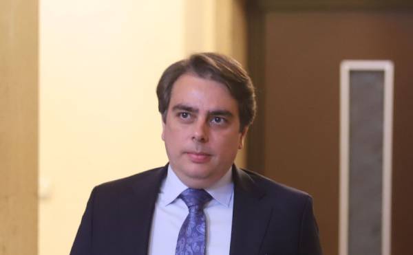 Министър Асен Василев назначи проверка в АДФИ заради болнични на директора Георги Начев