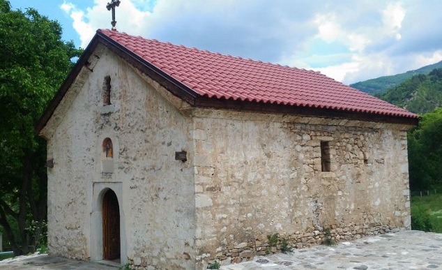 Обновиха параклисите край Бачковския манастир