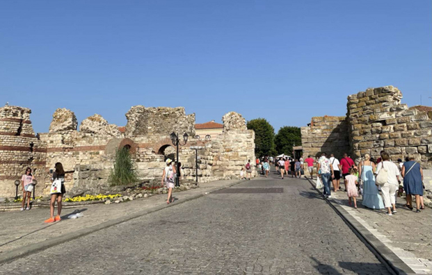 Туристите това лято предпочитат Несебър, Варна, София и Велинград