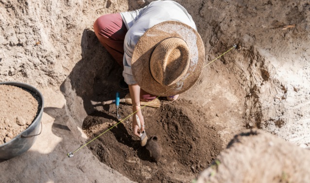 Руснаци засипаха археологически разкопки - решили, че копаят дупка за 5G антена