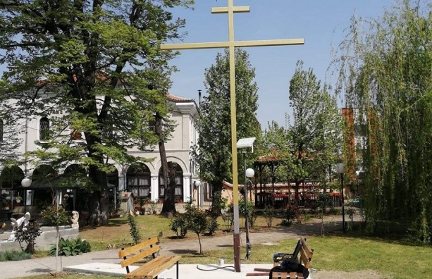 В Ямбол освещават 6-метров християнски кръст