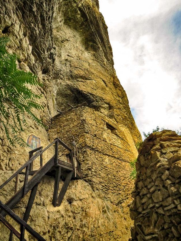 Скалният манастир „Св. Никола – Глигора“ – едно свято място в клисурата на живописното Искърско дефиле