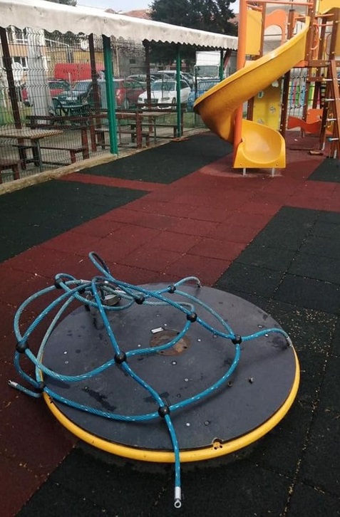 Опасни детски площадки: Счупените съоръжения създават риск от нараняване на играещите малчугани
