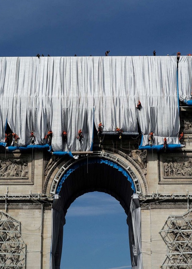 Парче от плата, с който бе опакована Триумфалната арка в Париж, влезе в експозицията на русенския музей