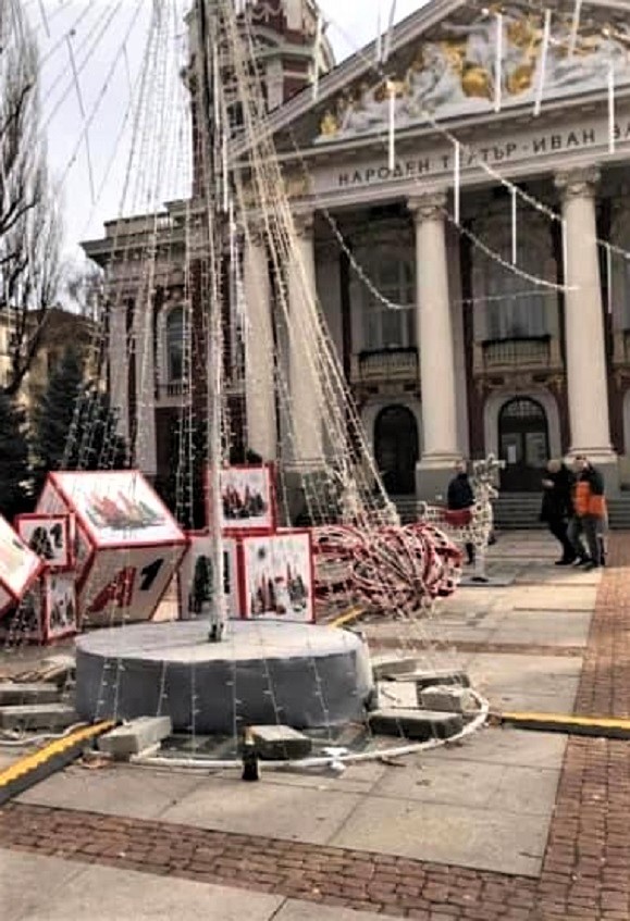 Граждани: София е може би столицата в Европа с най-грозната коледна украса, махнете  кочината пред Народния театър