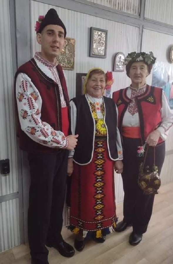 Певиците от бургаския хор „Самодивски огън“ почетоха празника на свети Трифон, покровителя на лозарите