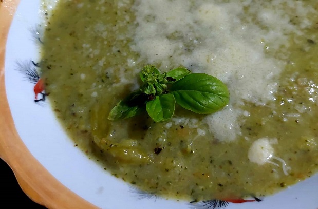 Крем супа от броколи, целина, праз и маслини