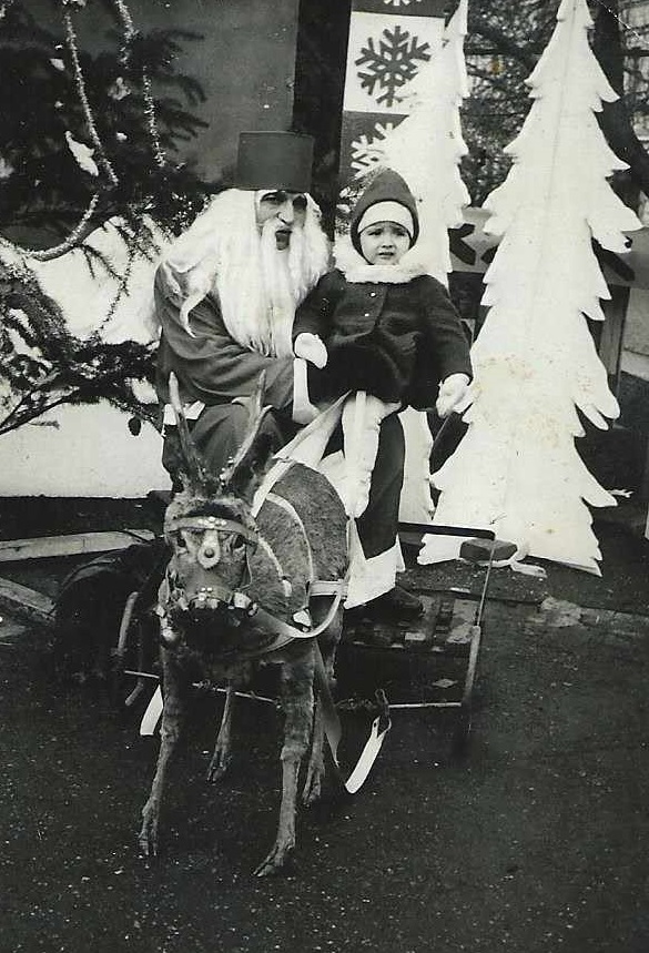 РЕТРО: Едно тържество по времето, когато в детската градина идваше Дядо Мраз с дълга бяла брада от памук