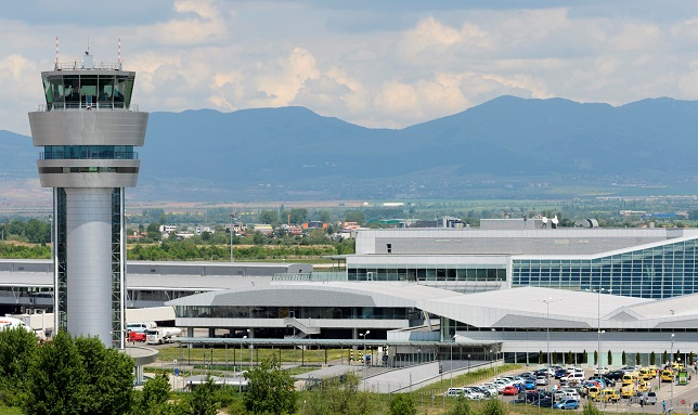 Силният вятър обърка полетите на летище София