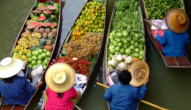Затвор за туристи, които носят плодове в Тайланд