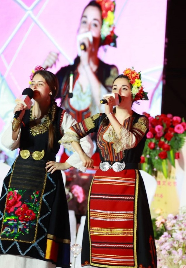 Български певици откриха със закачливата песен „Бре, воденичарю“ първия фестивал на розата в Китай