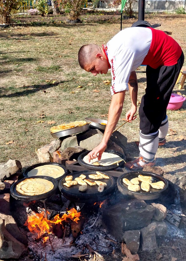 Вкусна храна и местен фолклор радваха малки и големи на Фестивал на семейството в село Полски извор