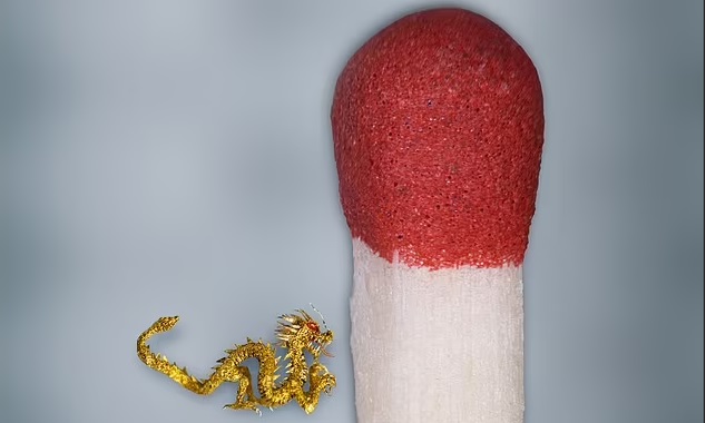 Британец сътвори миниатюрна скулптура на дракон