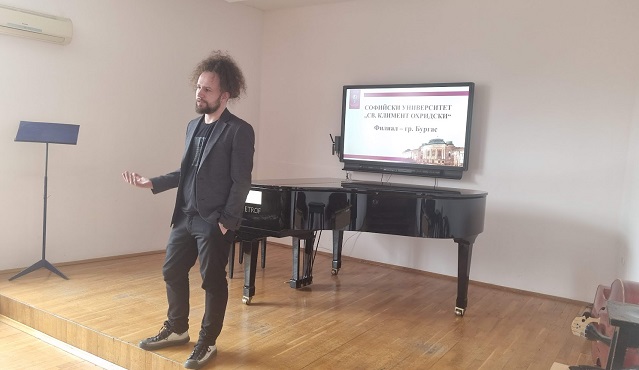 Китарист на Васил Найденов преподава в бургаския филиал на Алма матер