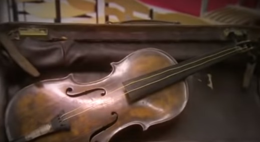 Продават на търг калъфа на цигулка от „Титаник“