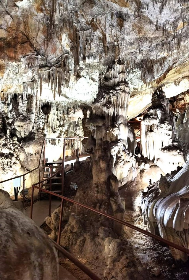 Пещерата „Добростански бисер“ край Асеновград, известна още и като „Ахметьова дупка“, отваря врати на 1 май