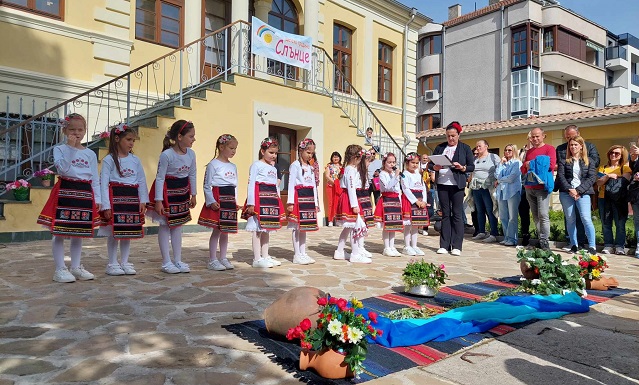Деца пяха и танцуваха в двора на Етнографския музей в Бургас