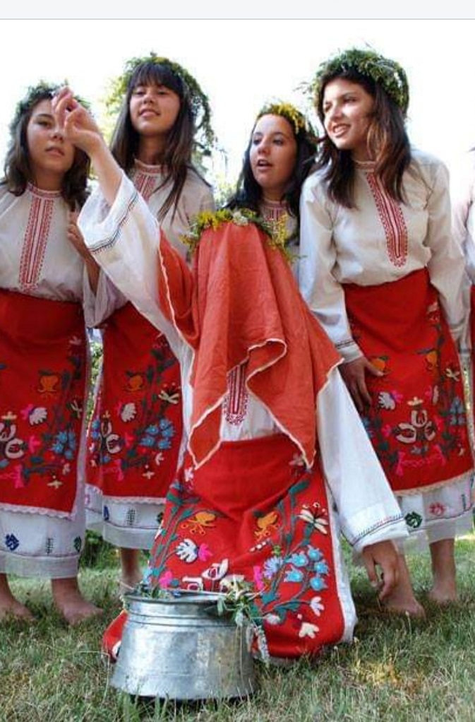 Момите посрещат третия ден от Светлата седмица с Ладино хоро, а в Странджа потапят в реката Мара Лишанка