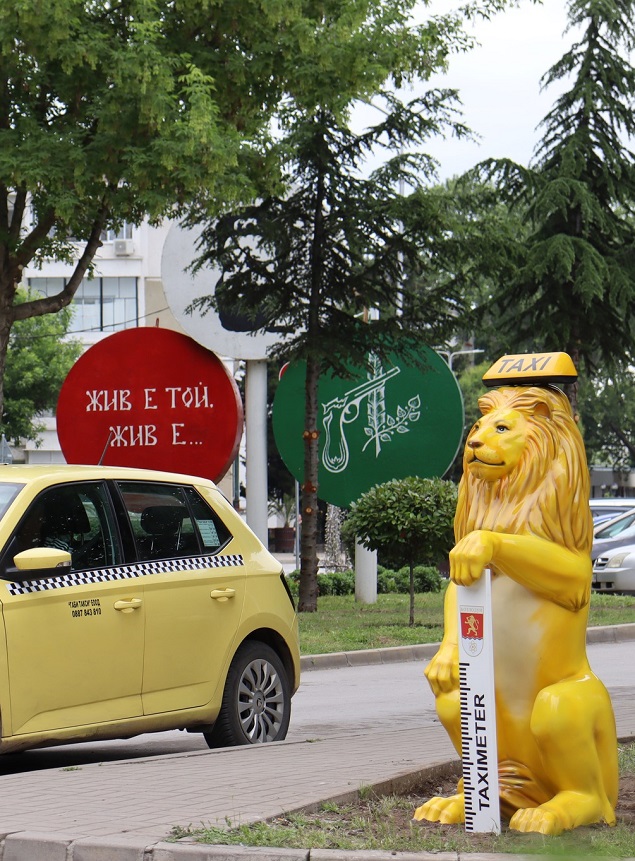 Фигури на лъвове обозначават таксиметровите стоянки в Козлодуй, в социалните мрежи смятат, че са кич