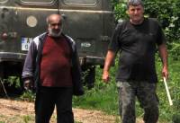 В горите над „Качул“ има струпани тонове дънери, които чакат пазар. А те продължават да секат, недоумяват тези дървари 