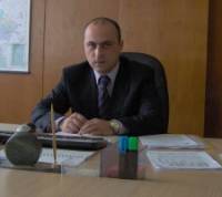 Седат Кадир владее отлично писмено и говоримо чуждите езици латински и български и ту е работил, ту не е работил по бензиностанции