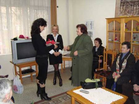 И възрастните дами с цвете за празника