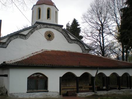 Свещеник откри стар храм под църквата си