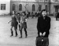 В двора на гимназията, 1975 г