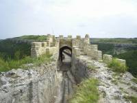 Възстановеното уникално мостово съоръжение между крепостта и платото Тобиите и реставрираната северна порта
