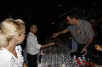 Човекът с кетъринга Живко Стоянов (вляво) край мокрия бар и кметът Димитър Николов закачливо си разменят чаши с напитки и лед