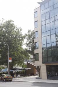 В партера на хотел БСУ (вдясно) е новото заведение на атакиста. Отляво на снимката се вижда как се разпъват масите и рекламни чадъри върху спорното общинско място