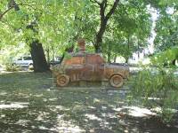 И в градинката зад бившия дворец, в близост до софийското кметство, може да се визи скулптура на трабанта